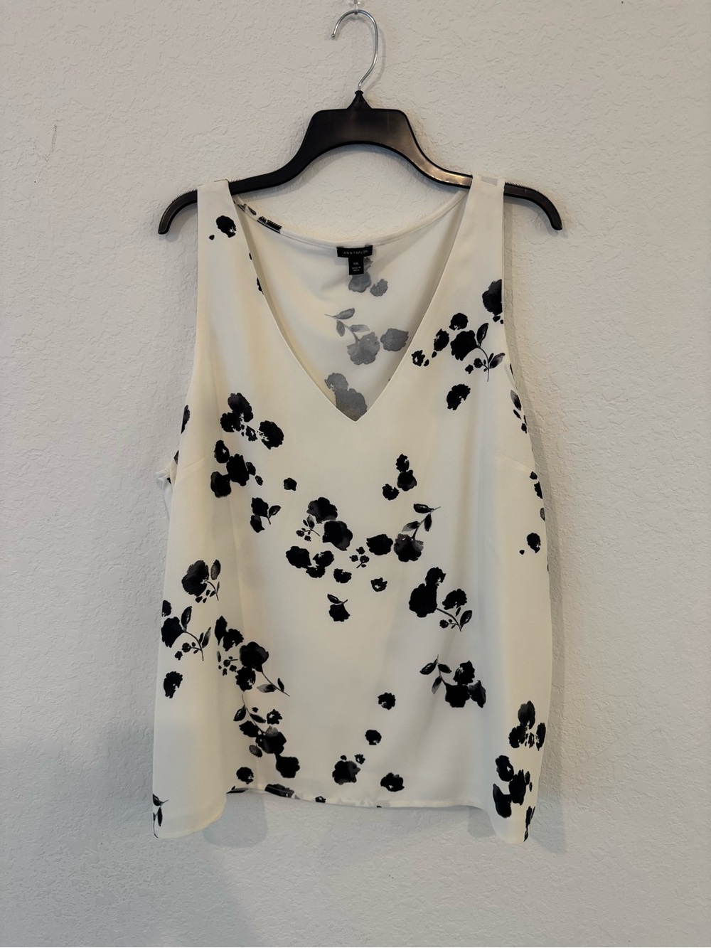 Ann Taylor Cream Sleeveless V-Neck Floral Camisole